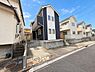 その他：前面道路は広く車の出し入れもスムーズです。周囲には同様の住宅が並び落ち着いた環境が感じられます。