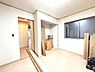 洋室：シンプルなデザインが特徴の洋室です。大きな窓からは自然光が入り明るい雰囲気を感じられます。壁にはスペースが確保されており使いやすさも考慮されています。床材の色合いが落ち着いた印象を与えます。
