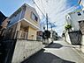 その他：シンプルな外観が特徴の住まいです。前面道路からスムーズにアプローチできる点もポイントです。敷地内にゆとりがあり駐車スペースも確保されています。周辺は閑静な住宅地となっています。
