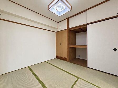 和室の収納スペースが充実しており用途に合わせた使い分けが可能です。押入れには布団や衣類荷物なども収納しやすく整理整頓に便利です。天井まで高さのある収納なので空間を有効活用できます。