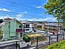 外観：現地土地写真からは周囲の住宅街の落ち着いた雰囲気が感じられます。道路に面していてアクセスしやすい立地です。周囲には住宅やアパートが立ち並んでおり安心感があります。遠くには山々の景色も望めます。