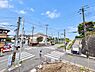その他：交差点に面した現地写真です。周辺には歩道や信号が整備されており見通しの良い道路環境が特徴です。