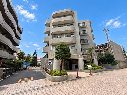 清潔感のある明るい外観の建物です。
