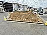 その他：前面道路にしっかりと接道している現地写真です。周辺は住宅が立ち並び落ち着いた雰囲気が感じられます。現場は整地作業が進んでおりすぐに建築を進めることができます。