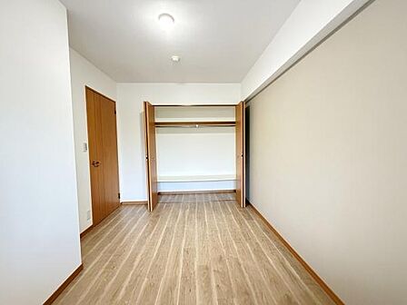 明るい色合いのフローリングが特徴の子供部屋です。収納スペースも広く設けられておりすっきりとした印象です。シンプルな内装なので様々なインテリアに対応できます。開放感のある空間です。