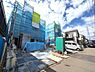 その他：青空の下建築中の建物が並ぶ現場です。足場や養生シートがしっかり設置されており工事の進捗が感じられます。周辺は住宅が立ち並ぶ落ち着いた環境です。車の駐車スペースもしっかり確保されています。