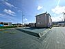 その他：住宅や商業施設が点在するエリアに位置しています。広々としたスペースが確保されています。