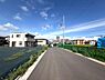 その他：青空のもと整備された道路が広がる落ち着いた住宅街が印象的です。車の出入りもしやすく周辺には新しい住宅や整備された土地が見受けられます。道路幅もゆとりがあり視界も開けています。