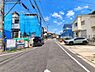 その他：前面道路が広く開放的な雰囲気を感じる現地写真です。