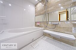 [風呂] 1日の疲れをしっかりと癒してくれる浴室です。おうちの素敵なリラクゼーション場所ですね。