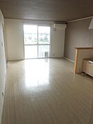 ※お部屋により内装の色合いが異なります