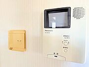 安心のモニター付きインターホンで訪問者が一目でわかります。