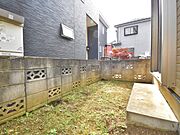 草花を植栽し、四季折々に多彩な表情を楽しめます。