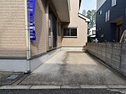 ゆったりとした駐車場は車庫入れもスムーズです。