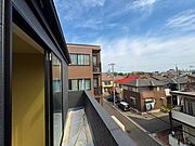 バルコニーからの明るい陽光がお部屋に差し込みます。(令和8年4月 撮影)