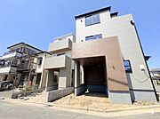 独創性豊かな趣と重厚感・気高さを兼ね備えたお住まい。(令和8年5月 撮影)
