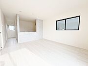 明るくシンプルな色合いで開放的かつリラックスムードあふれるリビング。