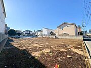 スーパーやコンビニなどが徒歩圏内にあり、買い物に便利な住環境です。