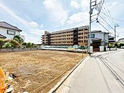 小・中学校まで徒歩12分以内でお子様の通学も安心です。