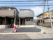 小・中学校まで徒歩12分以内でお子様の通学も安心です。