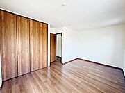 日々の疲れを癒すシンプルながらも洗練されたベッドルーム。