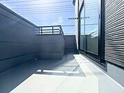 バルコニーに出た時、頬をなでる優しい風を感じます。