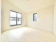 陽光が差し込む温かみのあるお部屋。