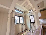 室内には豊かな陽光が注ぎ込み、爽やかな住空間を演出。(令和8年5月 撮影)