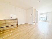 開放的なリビングは心地よい光と風に満ち溢れ家族が自然と集まる場所へ。