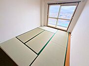 リビングに隣接した6帖和室付き。穏やかな空気が流れています。