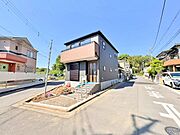 開放感のある角地に佇みます。(令和8年5月 撮影)