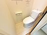 トイレ：トイレは2ヶ所にあり、朝の慌しい時間も安心です。