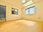 上部からの光差し込むトップライトは明るさと心地良さに包まれた居室を実現。