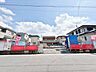 外観：右側が当物件。居住性を一段と心地よいものにしています。(令和8年3月 撮影)