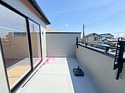 バルコニーからの明るい陽光がお部屋に差し込みます。