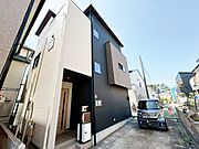 青空が美しいコントラストを生み出す印象的な外観。