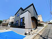 陽射しを取り込む南東角地のお住まいです。