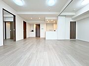明るくシンプルな色合いで開放的かつリラックスムードあふれるリビング。