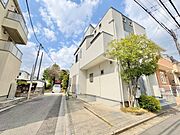 明るい色の外壁がデザイン性を高めてくれます。