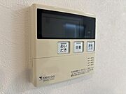 ボタンひとつでお風呂の湯張りや追い炊きができる、便利な給湯パネル。