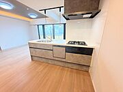 ダイニングとつながるキッチンからは部屋中が見渡せます。