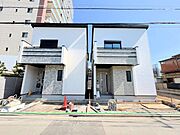 右が当物件。LDK18.5帖の広々空間。この地に住むプライドを満たしてくれるクオリティ。(令和8年5月 撮影)