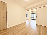 実用的な続き間の洋室は多用途にお使いいただけます。