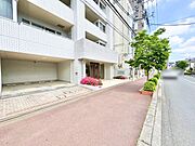 周辺環境とのコラボレーションにより明るい空間を演出。