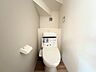 トイレ：クロスと床の組み合わせがお洒落なトイレスペース。