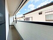 日差しを遮るもののないバルコニー。