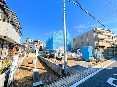 外観:左が当物件。スーパーやコンビニ、ドラッグストアなど徒歩圏内にございます。(令和8年9月撮影) 外観:左が当物件。スーパーやコンビニ、ドラッグストアなど徒歩圏内にございます。(令和8年9月撮影)