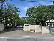 在家小学校まで約460m