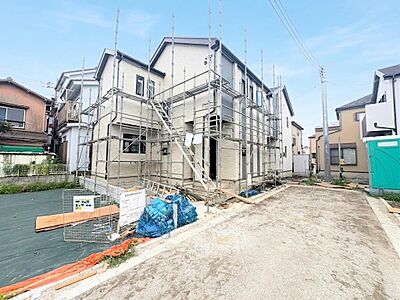 外観:奥が当物件。小学校まで徒歩5分、スーパーまで徒歩4分。(令和8年8月 撮影) 外観:奥が当物件。小学校まで徒歩5分、スーパーまで徒歩4分。(令和8年8月 撮影)