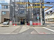 スーパーまで徒歩8分、コンビニまで徒歩3分、生活施設が徒歩圏内にございます。(令和8年6月 撮影)